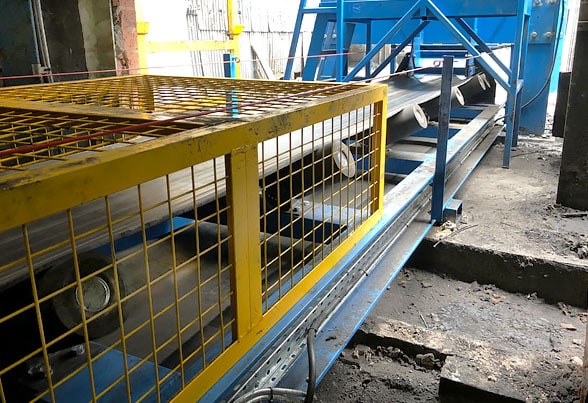 Foundry sand trough conveyor